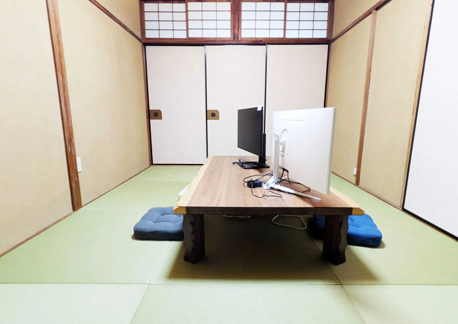 Kit-Base の畳の部屋。座卓にモニターを置いて、暮らしの延長のように仕事ができる