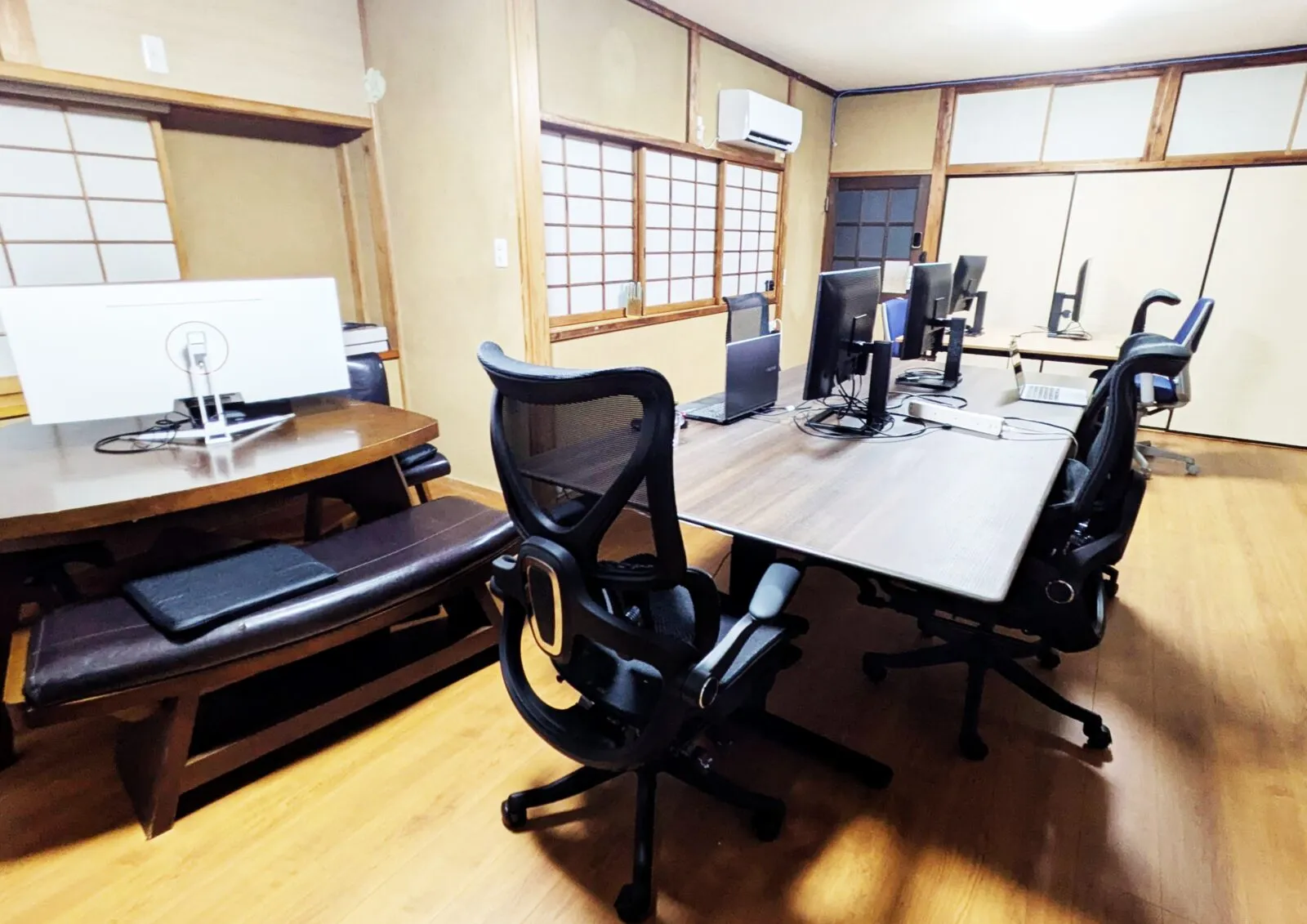 Kit-Base のワークスペース。障子のある古民家の部屋にデスクとモニターが並ぶ